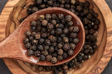 Lada hitam mempunyai sifat anti-inflamasi dan antioksidan untuk meredakan nyeri sendi.