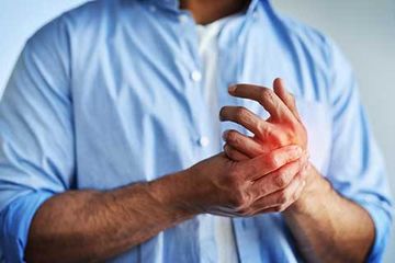 Melakukan aktivitas berat atau gerakan yang berulang menyebabkan nyeri sendi jari tangan.