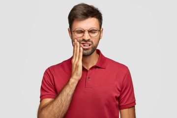 Bisa dilakukan dengan mengenal titik pijat sakit gigi 