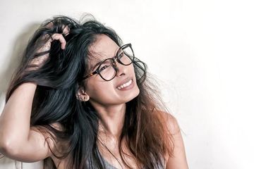 Benarkah ketombe tidak boleh digaruk? Mitos atau fakta? Ini penjelasan lengkap dan cara mengatasinya.