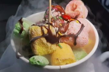 Suhu nitrogen cair yang sangat rendah dapat menimbulkan luka bakar pada kulit, karena suhunya sangat rendah.