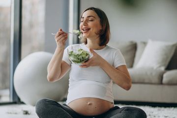 Ibu hamil dilarang makan daun pepaya.