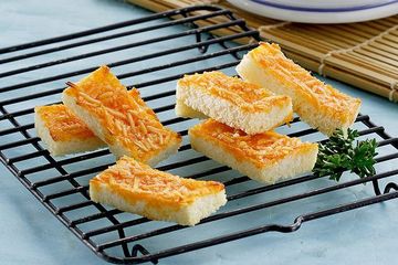 Makanan yang dipanggang umumnya tinggi kolesterol, baiknya dihindari oleh penyintas kolesterol tinggi.
