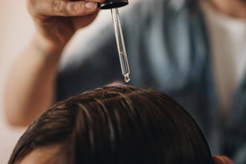 Kenali berikut ini rekomendasi bahan serum rambut untuk ketombe, rasakan manfaatnya.
