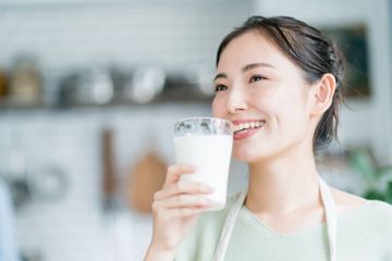 Hati-hati sering minum susu bisa sebabkan rambut rontok pada kasus tertentu.