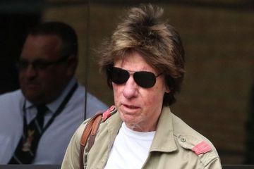 Gitaris Jeff Beck Meninggal Dunia Setelah Tiba-tiba Mengidap Meningitis, Bisa Menular? 