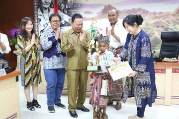 Nono menjadi juara satu kompetisi matematika dunia mengalahkan peserta dari berbagai negara.
