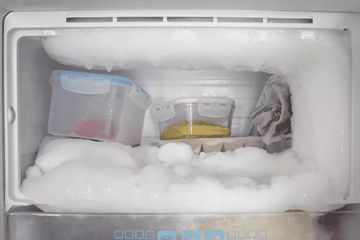Begini cara cepat menghilangkan bunga es di freezer dalam hitungan menit