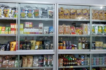 Jika Moms dan Dads sedang berlibur ke Surabaya, jangan lupa untuk mampir ke Genteng, pusat oleh-oleh khas Surabaya.