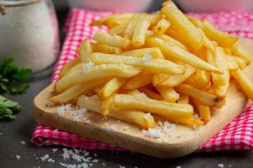 Natrium yang tinggi dalam makanan asin dapat memperburuk gejala ambeien.