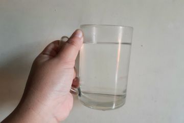 Manfaat air putih dapat membantu menurunkan berat badan.