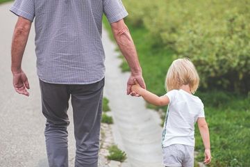 Hal utama yang dilakukan ayah berperan sama dengan keluarga