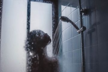 Selama ini dianggap jadi larangan, benarkah tidak boleh mandi saat menstruasi?