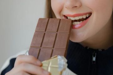 Kafein dan kokoa dalam cokelat buruk bagi asam lambung.