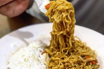 Makan mi dengan nasi dapat meningkatkan risiko penyakit serius.