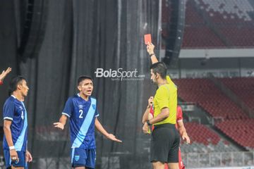 Wasit Thoriq Al Katiri (kanan) sempat memberikan kartu merah kepada pemain timnas U-20 Guatemala bernama Julio Fernando Garcia Ramirez (kiri) dalam laga turnamen Mini Internasional di Stadion Gelora Bung Karno, Senayan, Jakarta, Selasa (21/2/2023) malam.