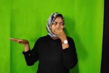 Cara mencegah bau badan ketika di luar ruangan, salah satunya rutin mandi