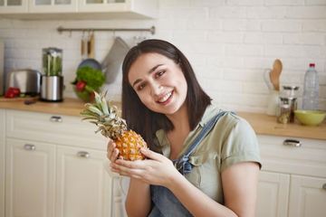 Ibu hamil makan nanas