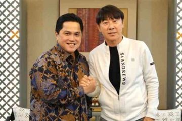 Ketum PSSI, Erick Thohir, bersama pelatih timnas Indonesia, Shin Tae-yong.