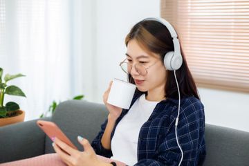 Menggunakan headset terlalu lama dan dengan volume tinggi dapat menurunkan fungsi pendengaran.