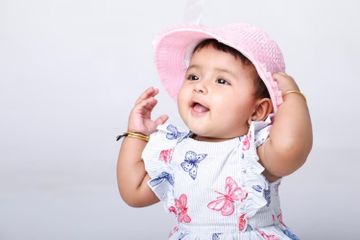 Nama bayi perempuan 3 kata lengkap dengan arti.
