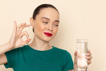 Moms bisa coba cara membuat larutan oralit di rumah yang mudah serta praktis di sini.