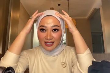 Tips merawat rambut berhijab agar tetap sehat ala Allyssa Hawadi.