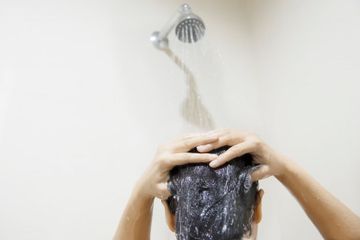 Manfaat mandi air hangat yang bisa didapatkan jika rutin dilakukan.