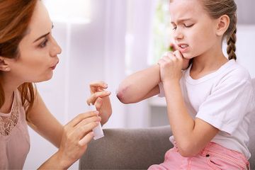 Inilah 5 rekomendasi salep penghilang bekas luka untuk anak yang ada di apotek.