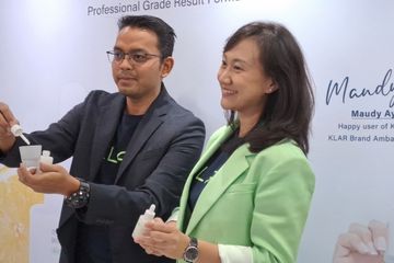 Chief Commercial Officer Krisna Murti dan CEO Klar Smile Ellen Pranata dalam peluncuran Klar Oral Mouthwash, Rabu (29/3/2023)