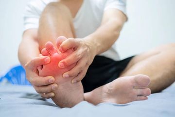 Titik pijat untuk meredakan nyeri akibat asam urat di sekitar kaki.