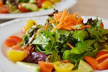 Menjadikan salad sebagai makan siang mempunyai plus dan minusnya.