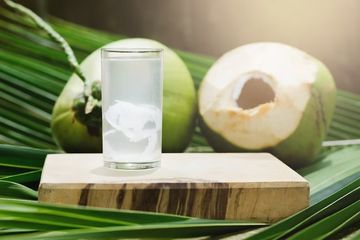 Manfaat air kelapa hijau untuk asam lambung karena kandungan elektrolitnya.
