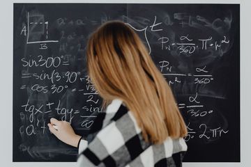 Simak selengkapnya materi tentang penguraian vektor berdasarkan aturan trigonometri di Bab 1 Fisika Kelas XI SMA Kurikulum Merdeka halaman 12-13.