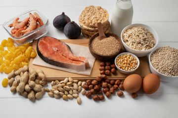 Makanan berprotein hewani dan nabati untuk mencegah stunting.
