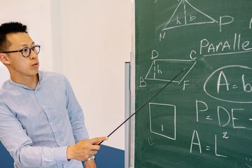 Berikut adalah kunci jawaban Asesmen halaman 24-26 pada Bab 1 Fisika Kelas XI SMA Kurikulum Merdeka.