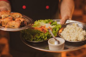 Makan siang di waktu yang tepat memberikan manfaat menakjubkan bagi kesehatan.