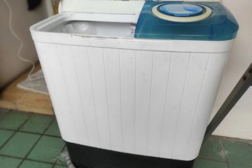 Mengisi air di mesin cuci 2 tabung