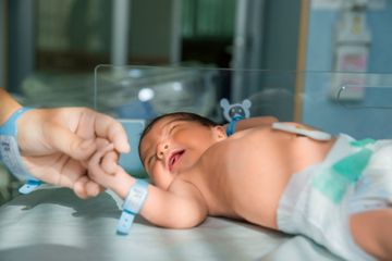 Penularan sifilis pada anak bisa saat hamil dan melahirkan.