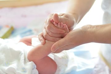 Lokasi titik pijat bayi untuk menurunkan demam.