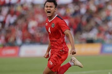 Pemain timnas U-22 Indonesia, Komang Teguh mencetak gol ke gawang Vietnam pada laga semifinal SEA Games 2023.