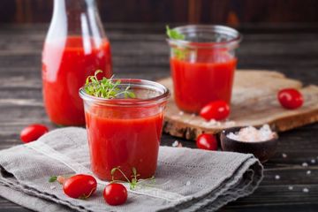Minum jus tomat untuk kolesterol setiap pagi hari agar mendapat efek maksimal.