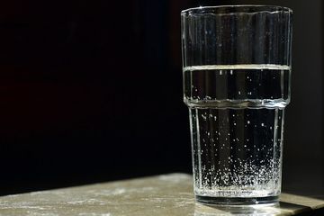 Tubuh akan menderita banyak kerugian kalau tidak segera minum air putih saat bangun pagi.