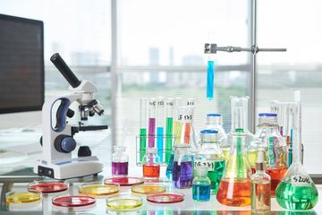 Contoh dan pembahasan bentuk molekul dengan teori VSEPR, materi Kimia kelas XI SMA Kurikulum Merdeka 