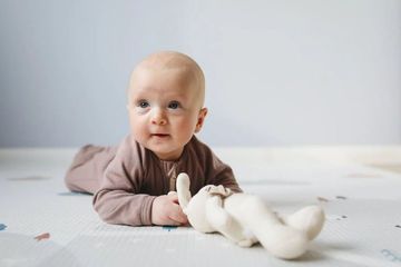 Lakukan titik pijat bayi untuk memperlancar buang angin dan BAB