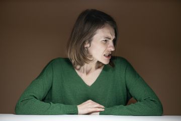 Menyimpan dendam dapat menguras tenaga dan meningkatkan potensi gangguan kesehatan mental.