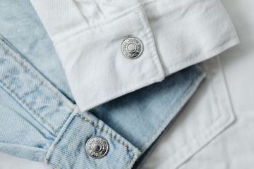 Cara mencuci jaket denim dengan benar.