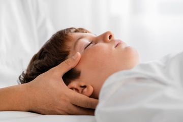 Gak Perlu Langsung Kasih Obat, Pijat 6 Titik Ini untuk Redakan Batuk Anak