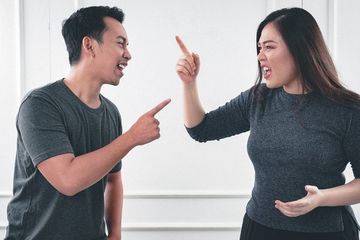 Anda perlu menjaga kesehatan mental saat bertengkar dengan pasangan.
