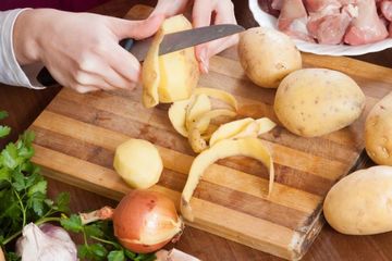 Jangan Langsung Dibuang, Ini 5 Manfaat Kulit Kentang untuk Tanaman